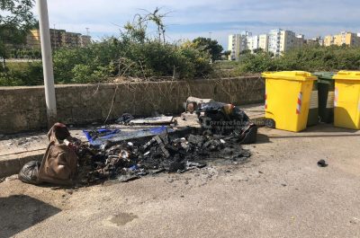 Nuovo raid contro i carrellati per la raccolta differenziata, fiamme nella zona 167 di Lecce - Corriere Salentino
