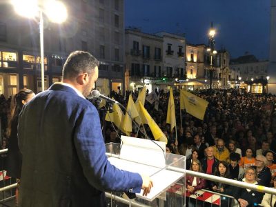 Lo scontro finale, stoccate dai palchi tra i 5 candidati. I due comizi del centrodestra: i fittiani chiudono per conto loro - Corriere Salentino