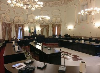 Democrazia sospesa dopo quasi due mesi, lo sdegno degli eletti nel Consiglio leccese