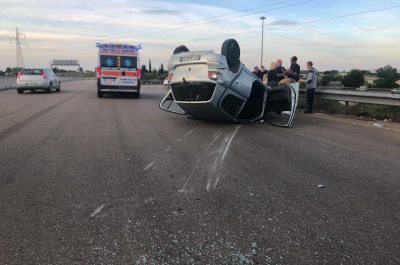 Schianto in tangenziale, un'auto si ribalta: disagi alla circolazione - Corriere Salentino