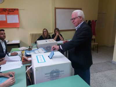 Affluenza alta, il clima aiuta: a Lecce 59,27%, vicina al 40% la provincia leccese. Le immagini dei candidati al voto - Corriere Salentino
