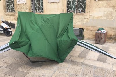 Leghisti aggrediti in Piazza Sant’Oronzo: devastato il gazebo, ferita una minorenne - Corriere Salentino