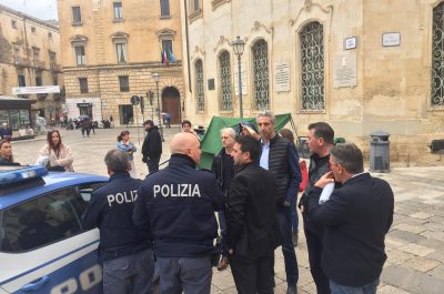 Leghisti aggrediti in Piazza Sant’Oronzo: devastato il gazebo, ferita una minorenne - Corriere Salentino