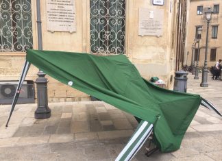 Raid allo stand della Lega, la svolta arriva dalle telecamere: identificati otto autori