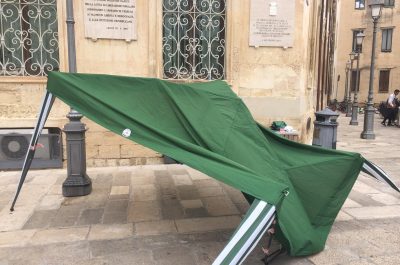 Leghisti aggrediti in Piazza Sant’Oronzo: devastato il gazebo, ferita una minorenne - Corriere Salentino