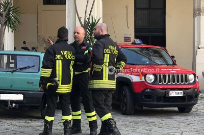 Allarme in città, fumo dal tetto della Prefettura: tutta colpa di un condizionatore guasto - Corriere Salentino