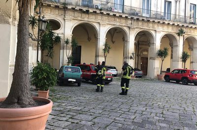 Allarme in città, fumo dal tetto della Prefettura: tutta colpa di un condizionatore guasto - Corriere Salentino