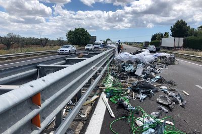 Incidente sulla 101, un tir si ribalta: traffico bloccato sulla statale, tre feriti - Corriere Salentino