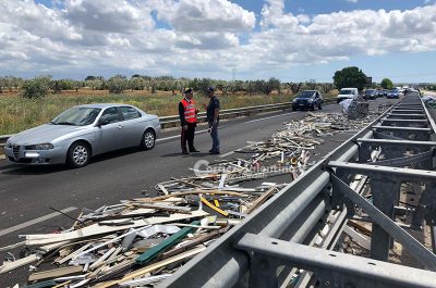 Incidente sulla 101, un tir si ribalta: traffico bloccato sulla statale, tre feriti - Corriere Salentino