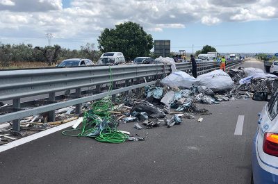 Incidente sulla 101, un tir si ribalta: traffico bloccato sulla statale, tre feriti - Corriere Salentino