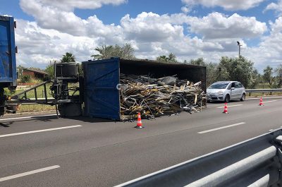 Incidente sulla 101, un tir si ribalta: traffico bloccato sulla statale, tre feriti - Corriere Salentino