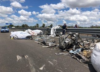 Incidente sulla 101, un tir si ribalta: traffico bloccato sulla statale, tre feriti
