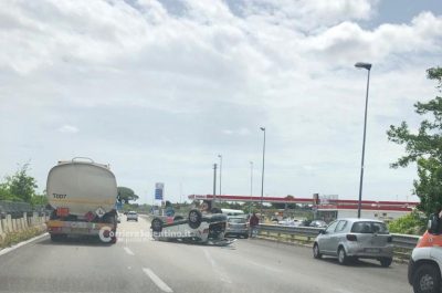 Paura sulla statale 16 Lecce - Maglie, auto si ribalta al centro della strada: un ferito - Corriere Salentino