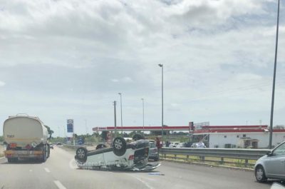 Paura sulla statale 16 Lecce - Maglie, auto si ribalta al centro della strada: un ferito - Corriere Salentino