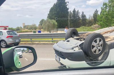 Paura sulla statale 16 Lecce - Maglie, auto si ribalta al centro della strada: un ferito - Corriere Salentino