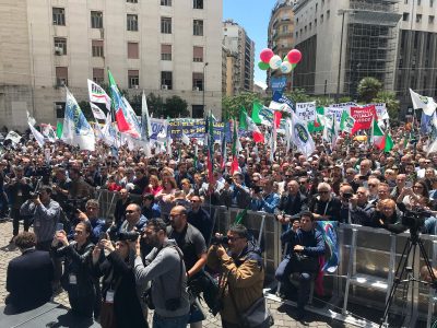 Napoli, nel comizio della Meloni anche un pullman di leccesi: la sfida interna tra sovranisti è nelle piazze - Corriere Salentino