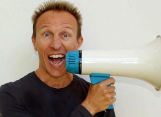 Cristiano Militello in tour nel Salento con i suoi cartelli esilaranti