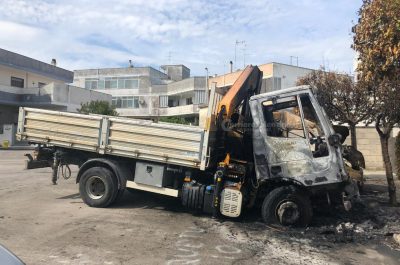 Fiamme nella notte, rogo distrugge due autocarri di impresa edile - Corriere Salentino