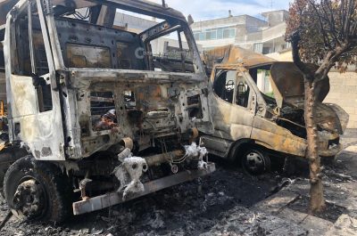 Fiamme nella notte, rogo distrugge due autocarri di impresa edile - Corriere Salentino