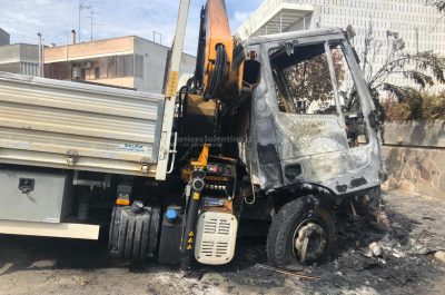 Fiamme nella notte, rogo distrugge due autocarri di impresa edile - Corriere Salentino