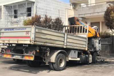 Fiamme nella notte, rogo distrugge due autocarri di impresa edile - Corriere Salentino