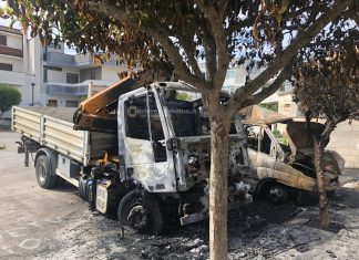 Fiamme nella notte, rogo distrugge due autocarri di impresa edile