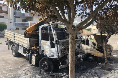 Fiamme nella notte, rogo distrugge due autocarri di impresa edile - Corriere Salentino