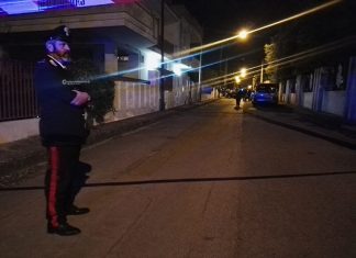 Anziano bruciato vivo dopo un litigio con il figlio, il pm: “Non è omicidio volontario”