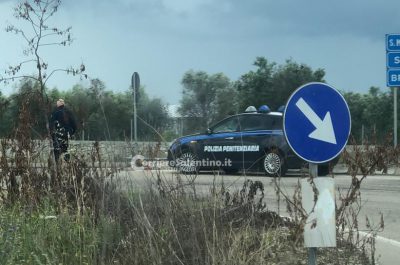 Un mezzo della penitenziaria finisce su un muretto a secco: tre poliziotti contusi. Il Sinappe: “Turni massacranti e stanchezza” - Corriere Salentino