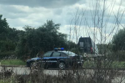 Un mezzo della penitenziaria finisce su un muretto a secco: tre poliziotti contusi. Il Sinappe: “Turni massacranti e stanchezza” - Corriere Salentino