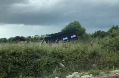 Un mezzo della penitenziaria finisce su un muretto a secco: tre poliziotti contusi. Il Sinappe: “Turni massacranti e stanchezza” - Corriere Salentino