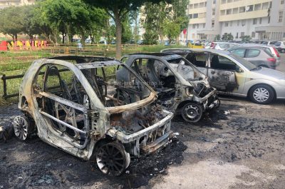 Rogo nella zona 167: distrutte due Smart, danneggiate altre due auto - Corriere Salentino