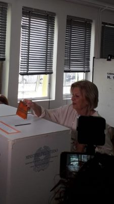 Affluenza alta, il clima aiuta: a Lecce 59,27%, vicina al 40% la provincia leccese. Le immagini dei candidati al voto - Corriere Salentino