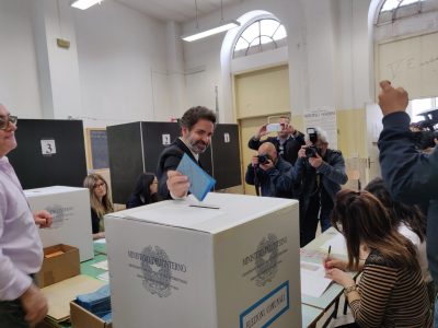 Affluenza alta, il clima aiuta: a Lecce 59,27%, vicina al 40% la provincia leccese. Le immagini dei candidati al voto - Corriere Salentino