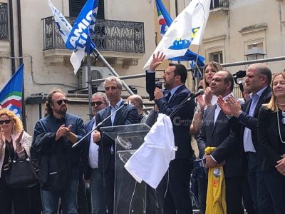 I due fronti contrapposti in Piazza Sant’Oronzo: in 400 per contestare Salvini. “Figli di papà, andate a lavorare” - Corriere Salentino