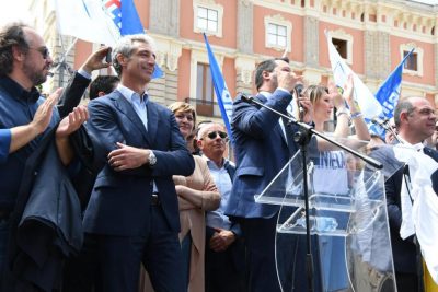 I due fronti contrapposti in Piazza Sant’Oronzo: in 400 per contestare Salvini. “Figli di papà, andate a lavorare” - Corriere Salentino