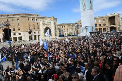 I due fronti contrapposti in Piazza Sant’Oronzo: in 400 per contestare Salvini. “Figli di papà, andate a lavorare” - Corriere Salentino