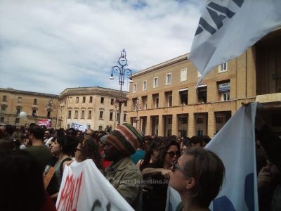 I due fronti contrapposti in Piazza Sant’Oronzo: in 400 per contestare Salvini. “Figli di papà, andate a lavorare” - Corriere Salentino