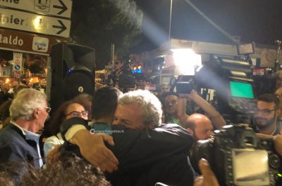 Salvemini e Delli Noci, la vittoria al primo turno che cambia la storia di Lecce: la festa in piazza - Corriere Salentino