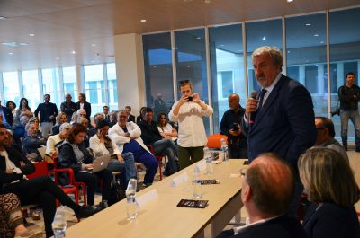Un pianoforte nella hall del nuovo DEA di Lecce: la consegna con il Presidente Emiliano - Corriere Salentino