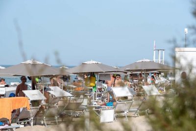 In sei, tra cui 4 bimbi, rischiano di annegare trascinati via dalle onde: li salva il bagnino - Corriere Salentino