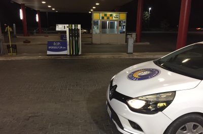 L'autista dorme, loro provano a rubare benzina dal mezzo: messi in fuga dalla vigilanza - Corriere Salentino