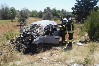 Si ribalta più volte dopo l'uscita di strada e rischia di schiantarsi contro un ulivo: 68enne in ospedale - Corriere Salentino