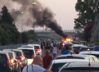 Auto in fiamme sulla Lecce-San Cataldo: lunghe code e traffico in tilt