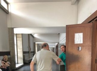 Sfugge ai metal detector ed entra in Tribunale con un grosso masso: era una “prova”