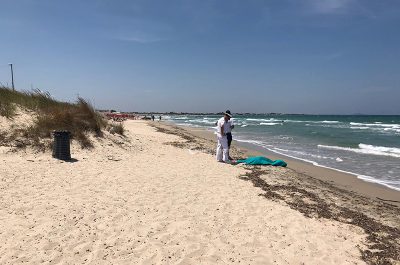 Tragedia a Torre Chianca, muore annegato davanti agli occhi dei bagnanti: inutili i soccorsi - Corriere Salentino