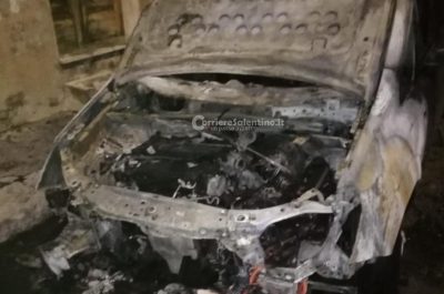 A distanza di un anno altro attentato contro un'intera famiglia, fiamme distruggono tre auto - Corriere Salentino
