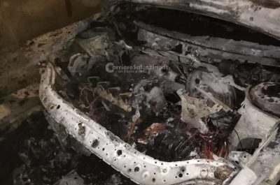 A distanza di un anno altro attentato contro un'intera famiglia, fiamme distruggono tre auto - Corriere Salentino