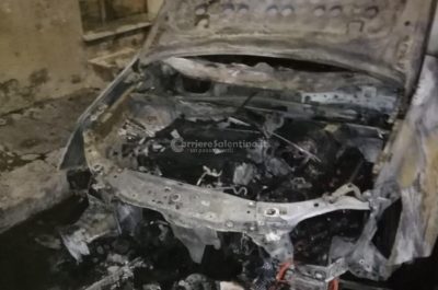 A distanza di un anno altro attentato contro un'intera famiglia, fiamme distruggono tre auto - Corriere Salentino