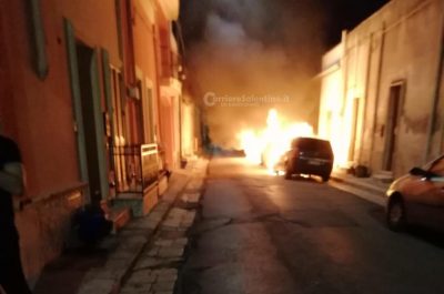 A distanza di un anno altro attentato contro un'intera famiglia, fiamme distruggono tre auto - Corriere Salentino